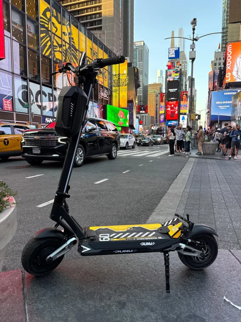Trottinette électrique Punk Rebel à New York, Times Square, disponible chez Eleqtron