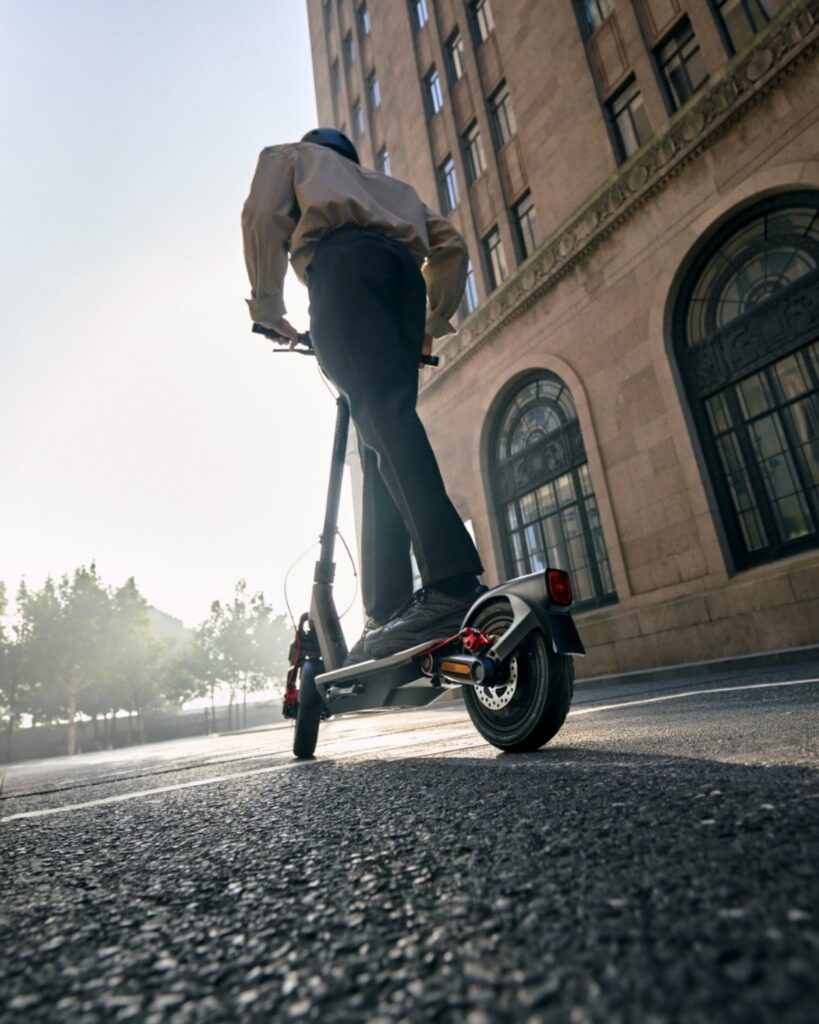 Trottinette électrique Segway en ville – Eleqtron, revendeur et réparateur officiel Segway